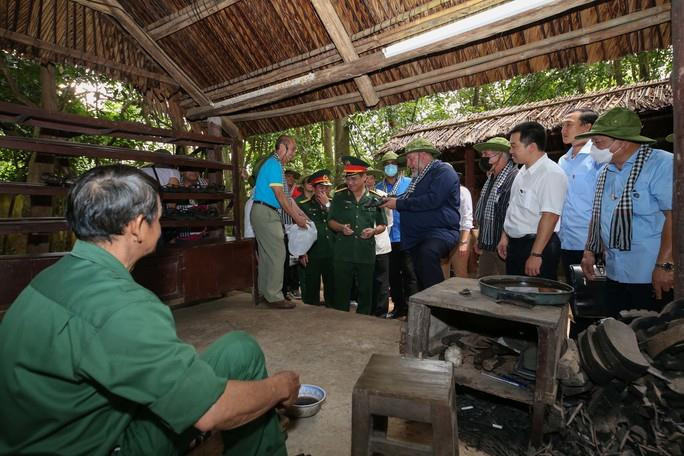 Thủ tướng Cuba Manuel Marrero Cruz hào hứng tham quan địa đạo Củ Chi - 9