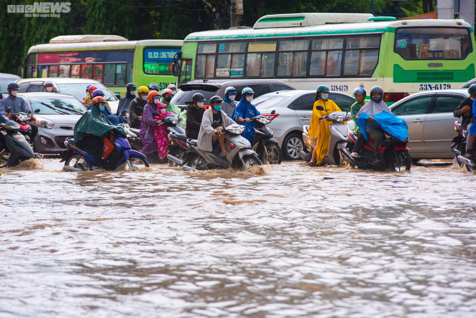 Người dân TP.HCM bì bõm lội nước về nhà sau cơn mưa lớn kéo dài hàng giờ - 2