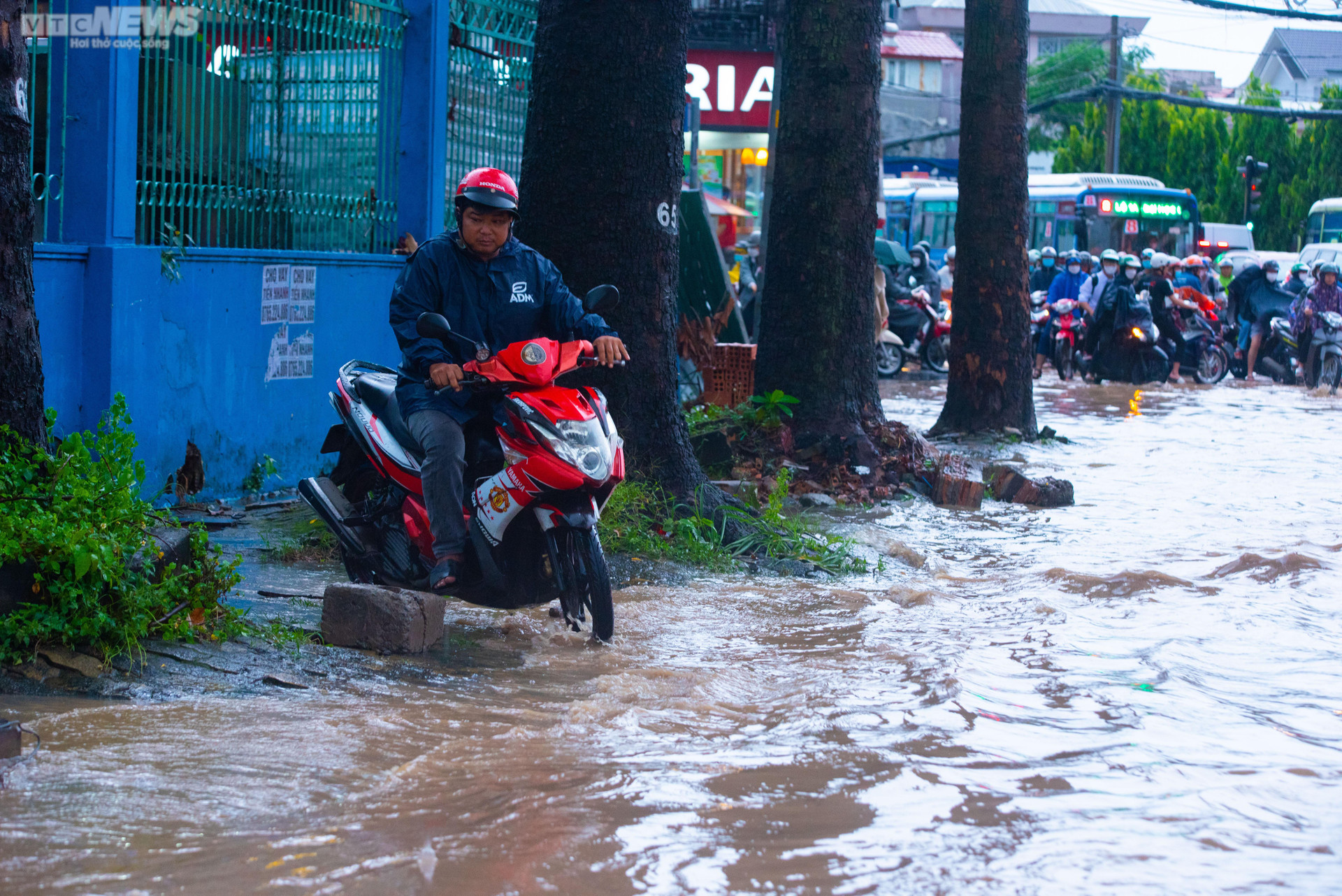Người dân TP.HCM bì bõm lội nước về nhà sau cơn mưa lớn kéo dài hàng giờ - 4