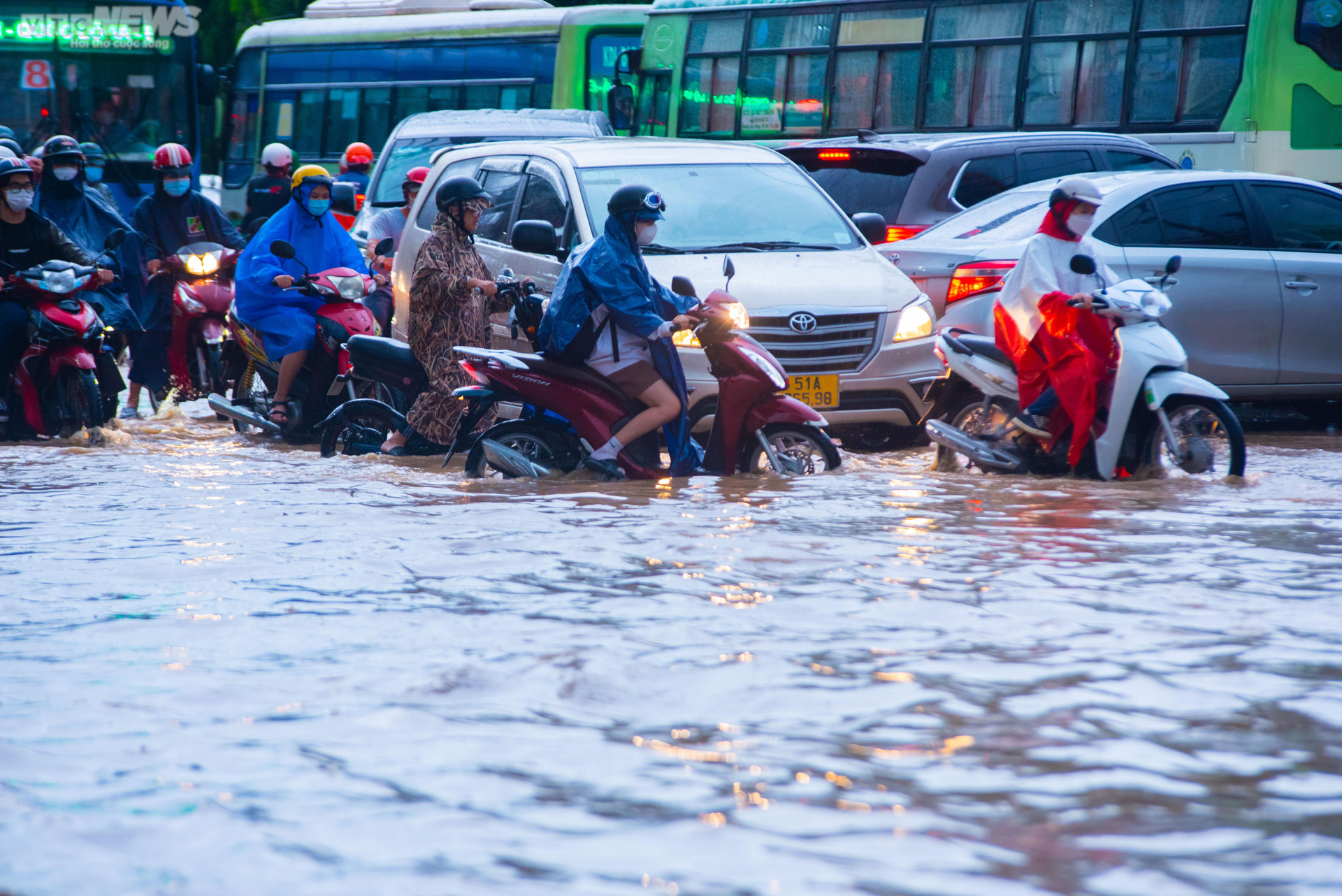 Người dân TP.HCM bì bõm lội nước về nhà sau cơn mưa lớn kéo dài hàng giờ - 5
