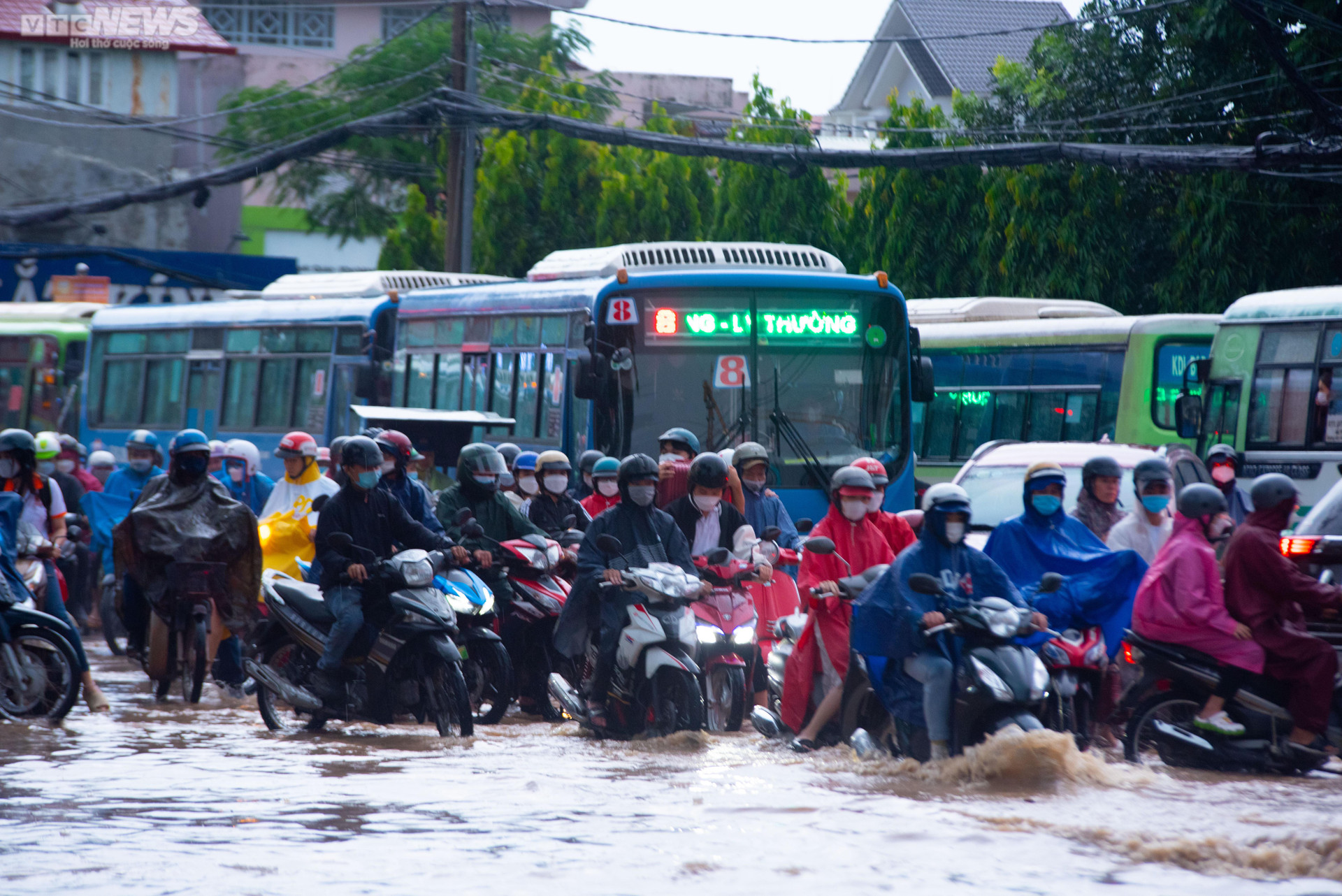 Người dân TP.HCM bì bõm lội nước về nhà sau cơn mưa lớn kéo dài hàng giờ - 9