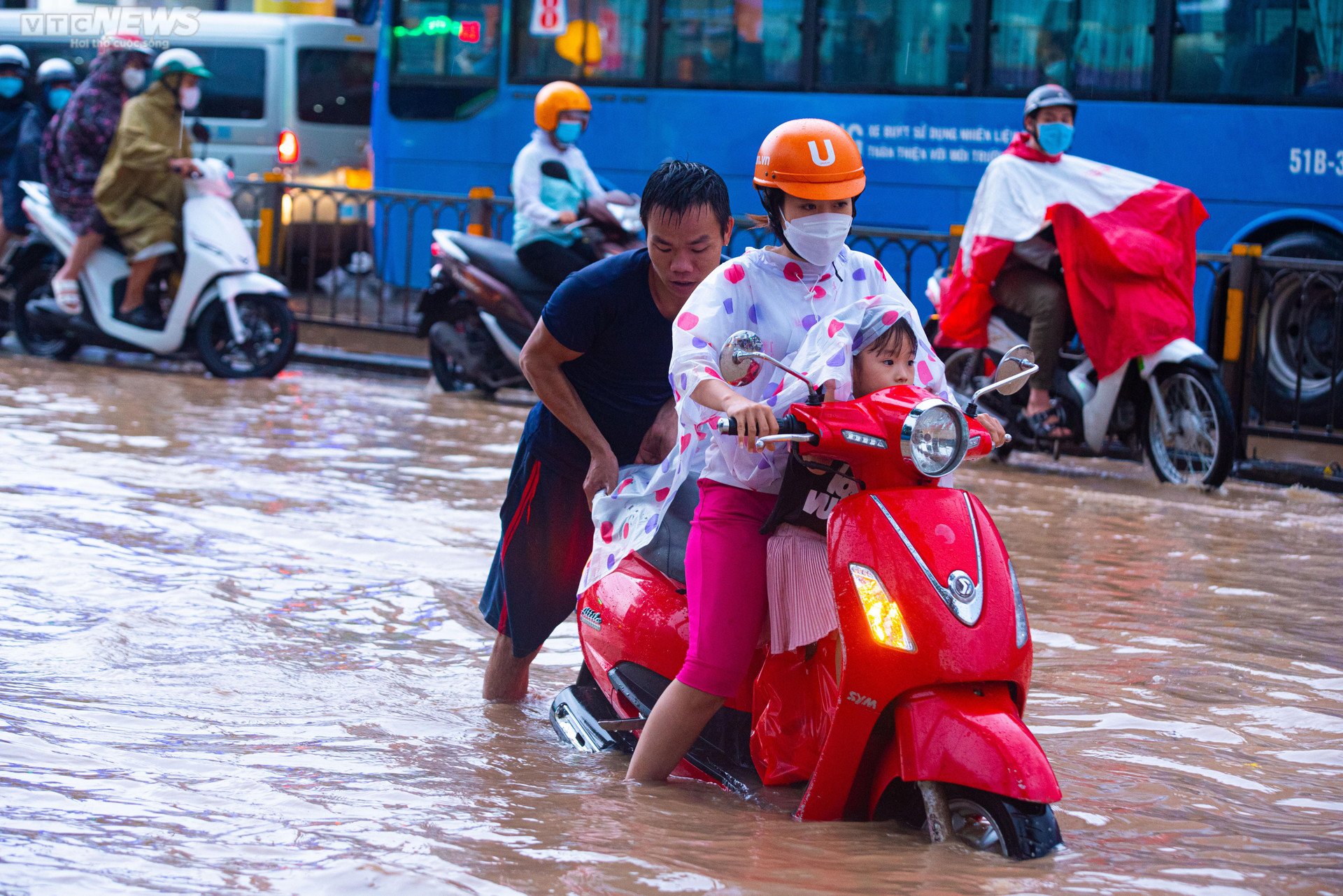 Người dân TP.HCM bì bõm lội nước về nhà sau cơn mưa lớn kéo dài hàng giờ - 7