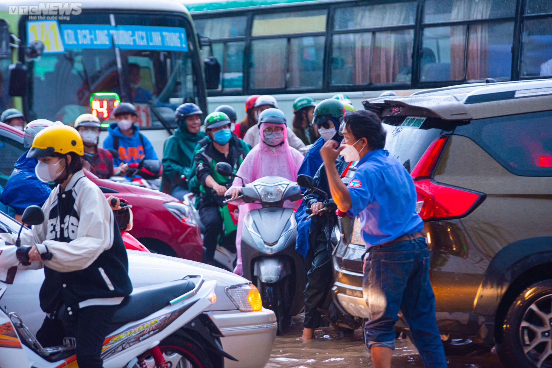 Người dân TP.HCM bì bõm lội nước về nhà sau cơn mưa lớn kéo dài hàng giờ - 6