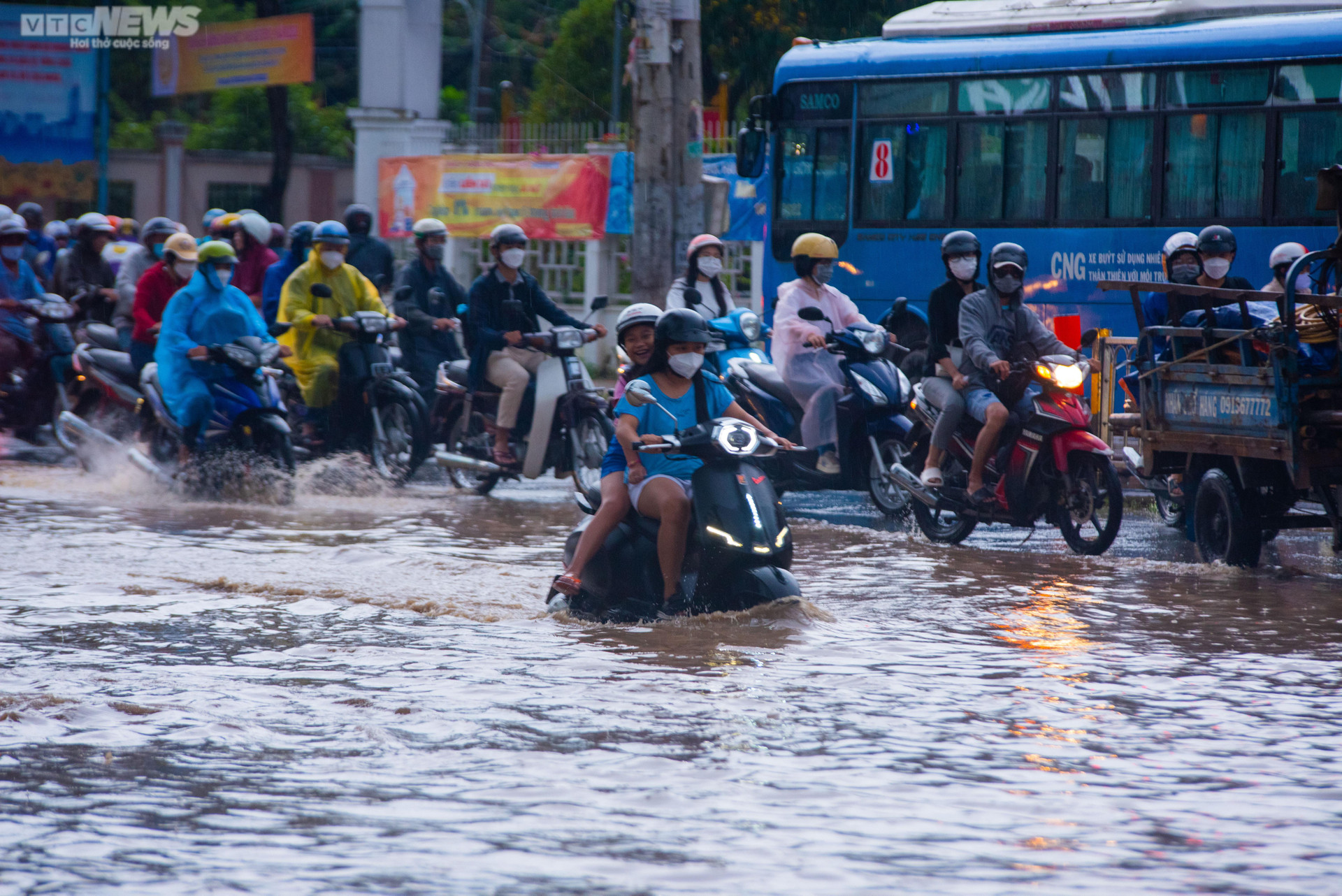 Người dân TP.HCM bì bõm lội nước về nhà sau cơn mưa lớn kéo dài hàng giờ - 11
