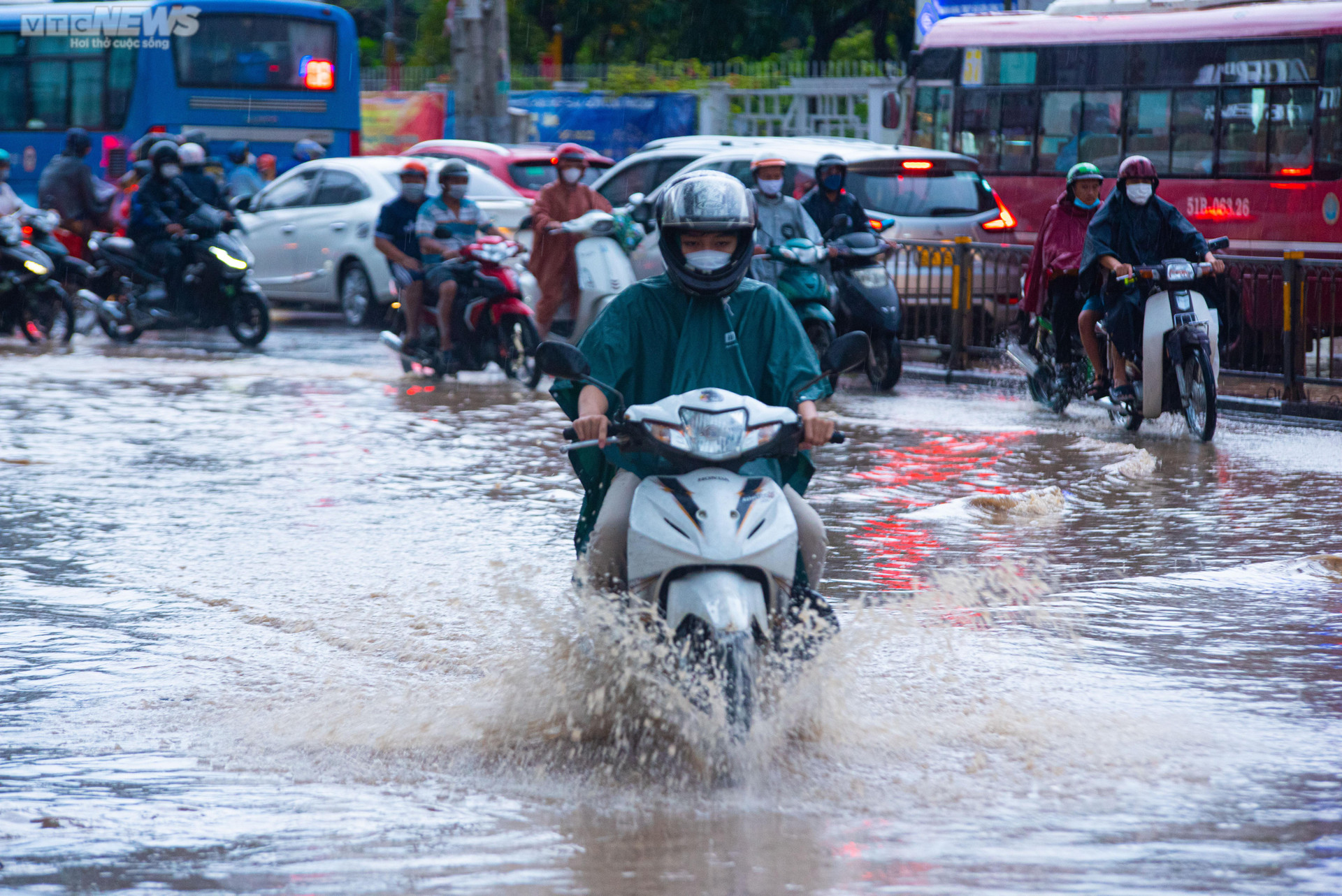 Người dân TP.HCM bì bõm lội nước về nhà sau cơn mưa lớn kéo dài hàng giờ - 1