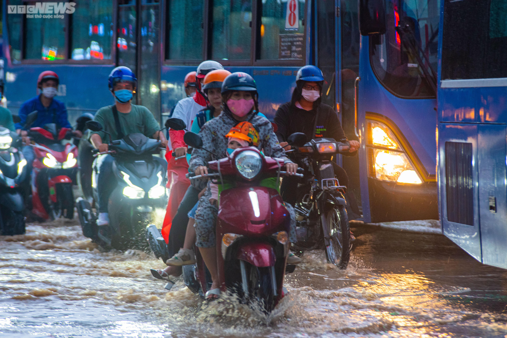 Người dân TP.HCM bì bõm lội nước về nhà sau cơn mưa lớn kéo dài hàng giờ - 3