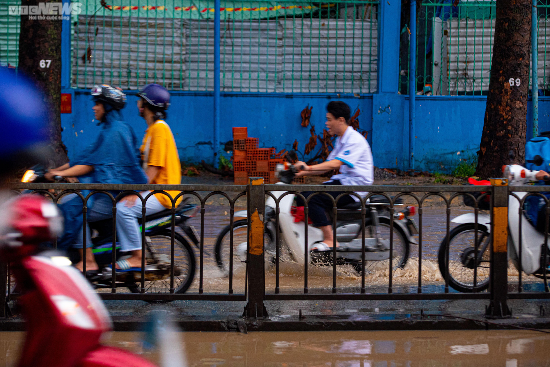 Người dân TP.HCM bì bõm lội nước về nhà sau cơn mưa lớn kéo dài hàng giờ - 8