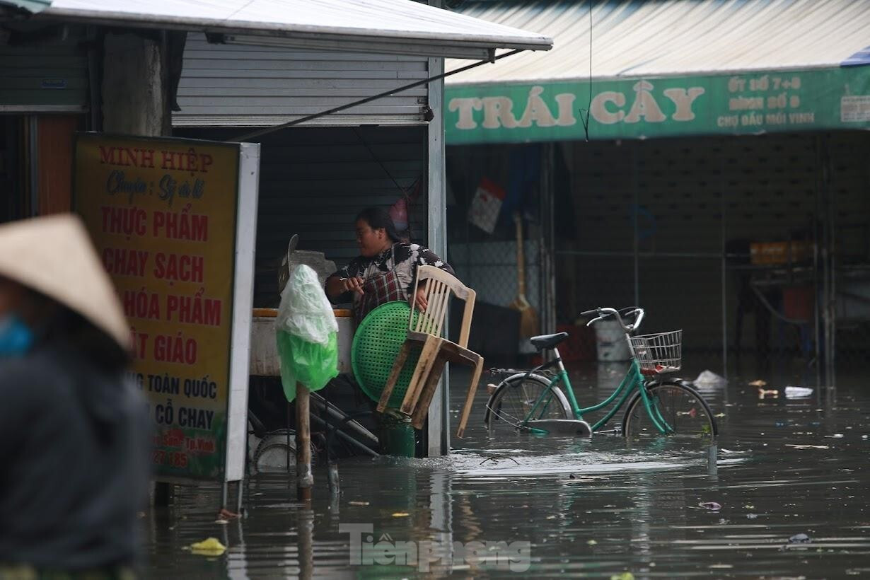 Nước lũ đổ về, chợ đầu mối lớn nhất Nghệ An ngập nặng - 2