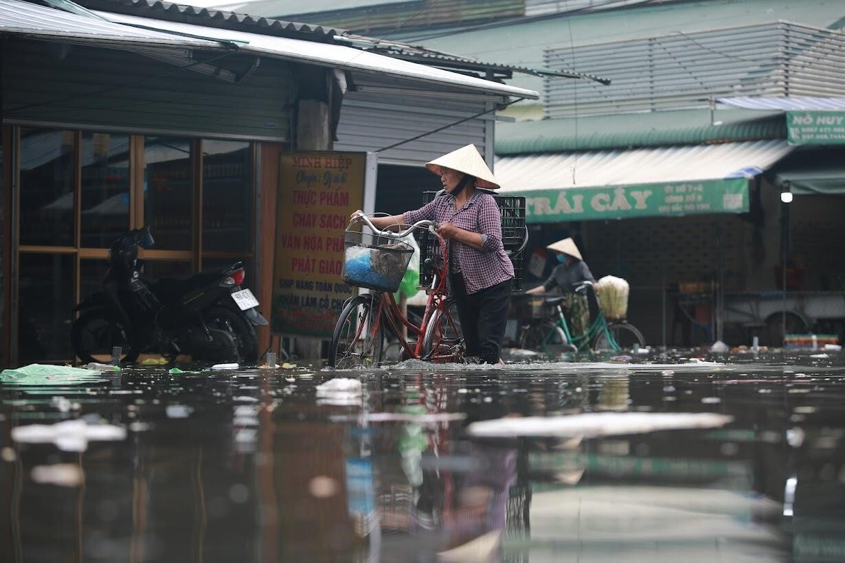 Nước lũ đổ về, chợ đầu mối lớn nhất Nghệ An ngập nặng - 3