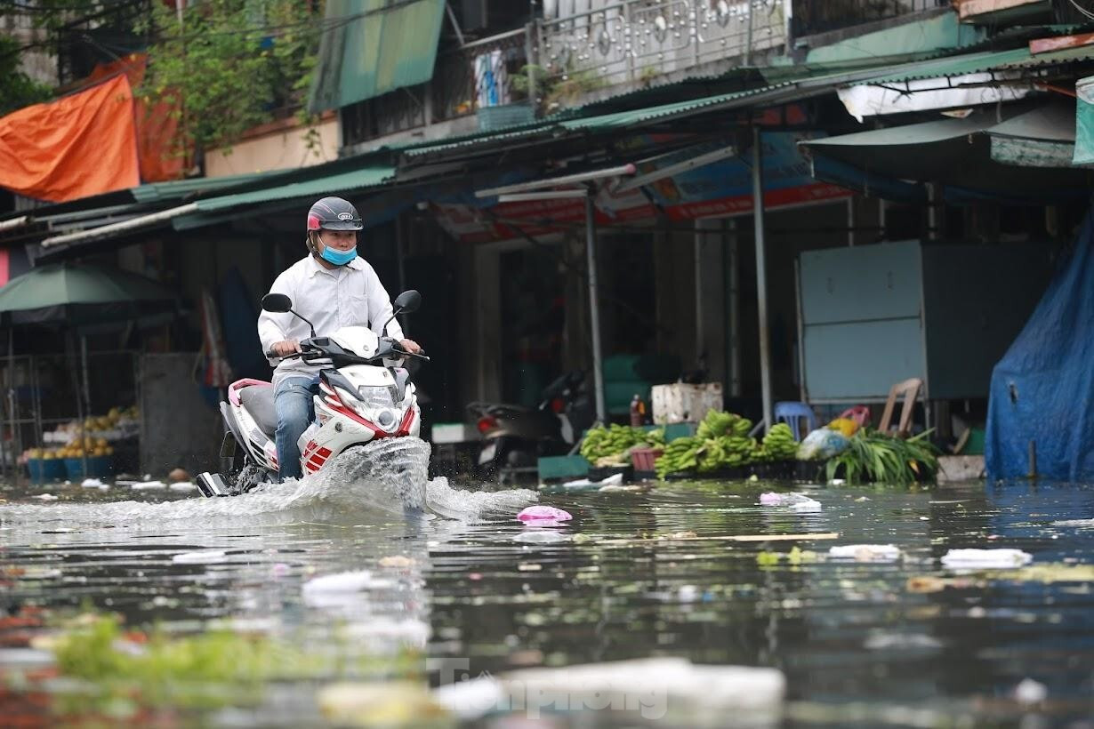 Nước lũ đổ về, chợ đầu mối lớn nhất Nghệ An ngập nặng - 5