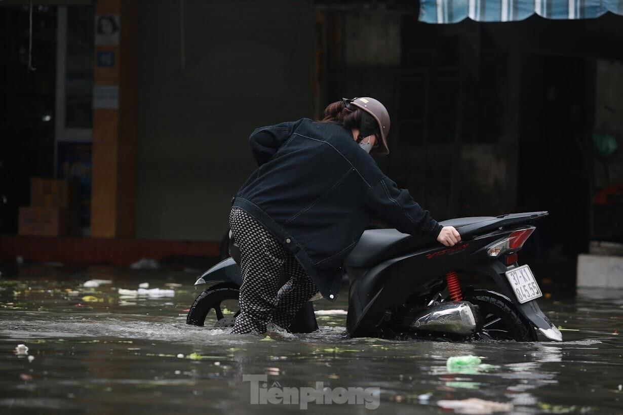 Nước lũ đổ về, chợ đầu mối lớn nhất Nghệ An ngập nặng - 6