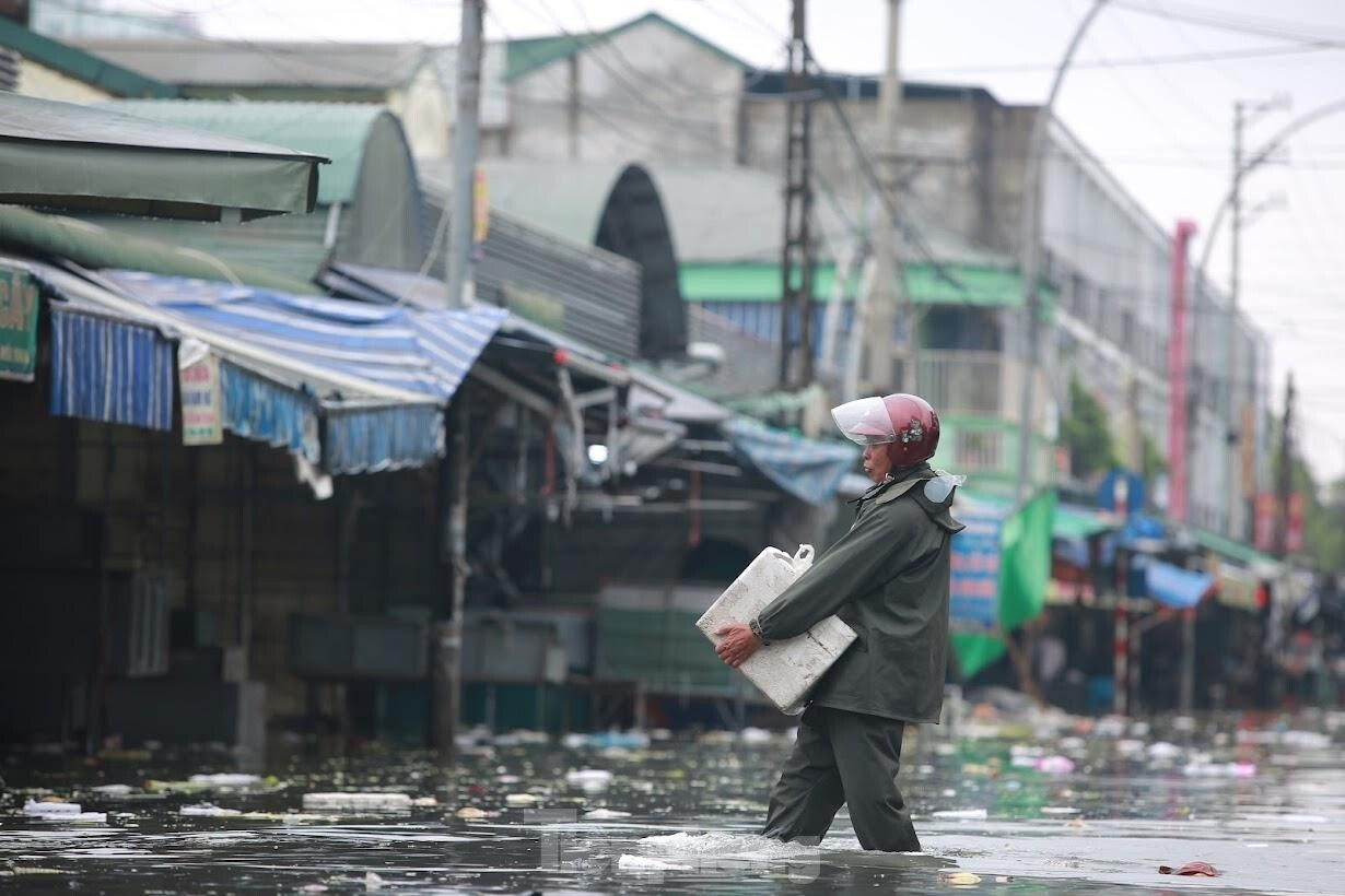 Nước lũ đổ về, chợ đầu mối lớn nhất Nghệ An ngập nặng - 7