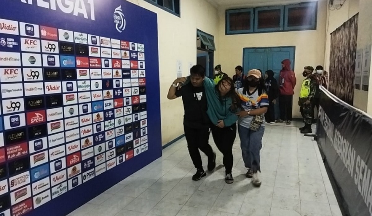 Cảnh hỗn loạn ở sân bóng Indonesia khiến 127 người thiệt mạng - 6