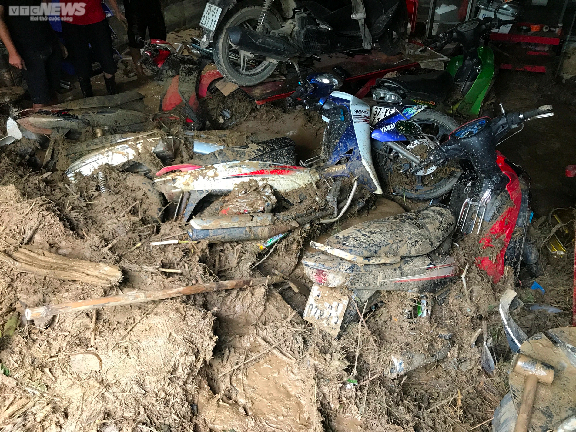 Ảnh: Hàng trăm xe máy được đào lên dưới lớp bùn sâu ở vùng rốn lũ Nghệ An - 3