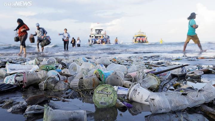 Ấn tượng những bức ảnh rác thải nhựa đại dương của các tác giả nước ngoài - 9