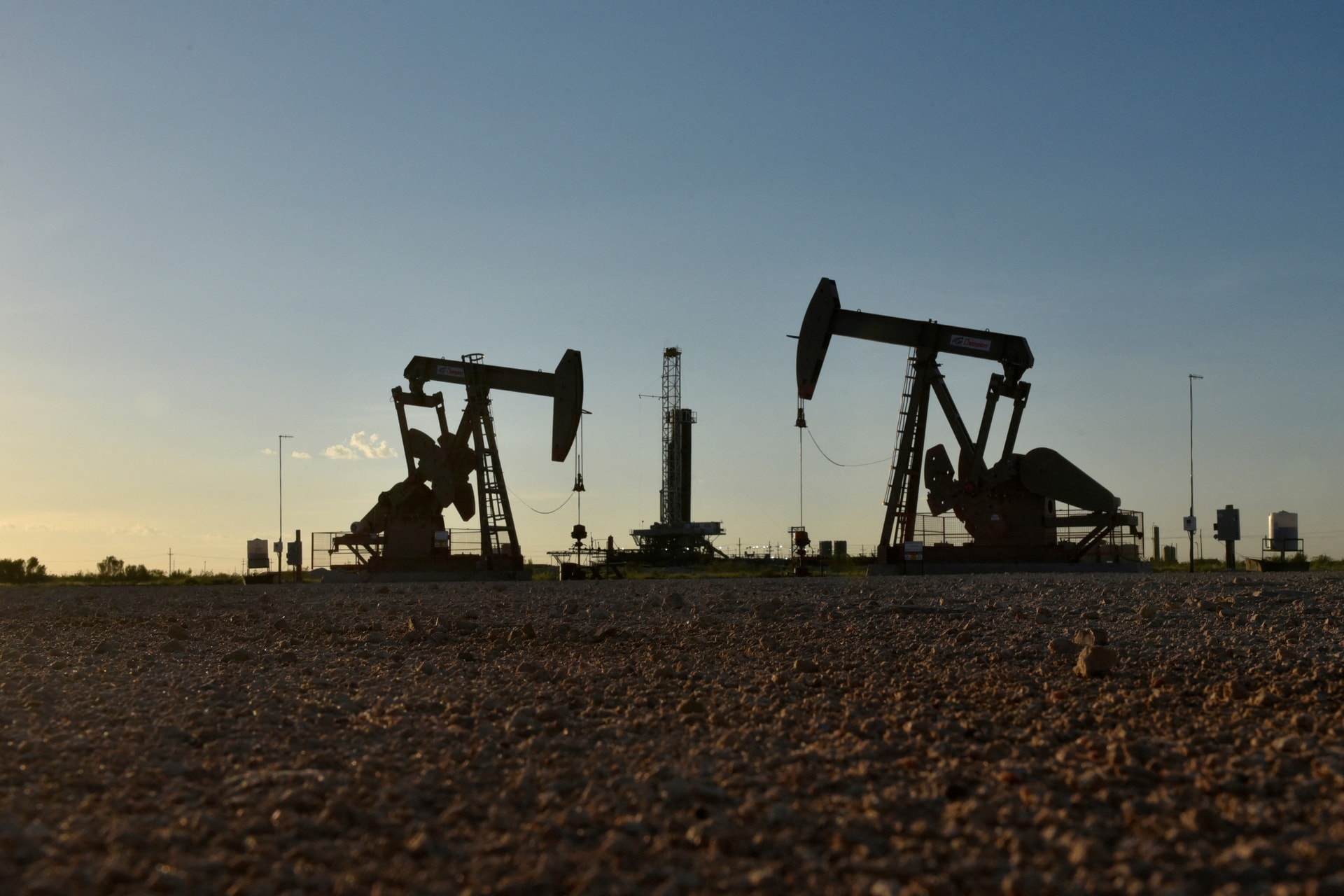 OPEC+ cắt giảm mạnh sản lượng dầu bất chấp áp lực từ Mỹ - 1
