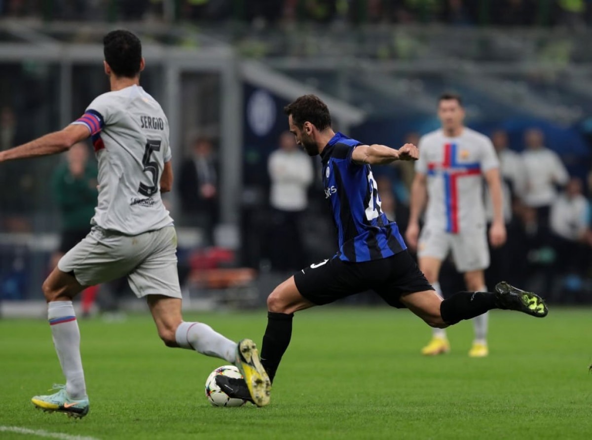 calhanoglu ghi bàn đẹp mắt, inter milan thắng nghẹt thở barca hình ảnh 1 calhanoglu ghi ban dep mat, inter milan thang nghet tho barca hinh anh 1