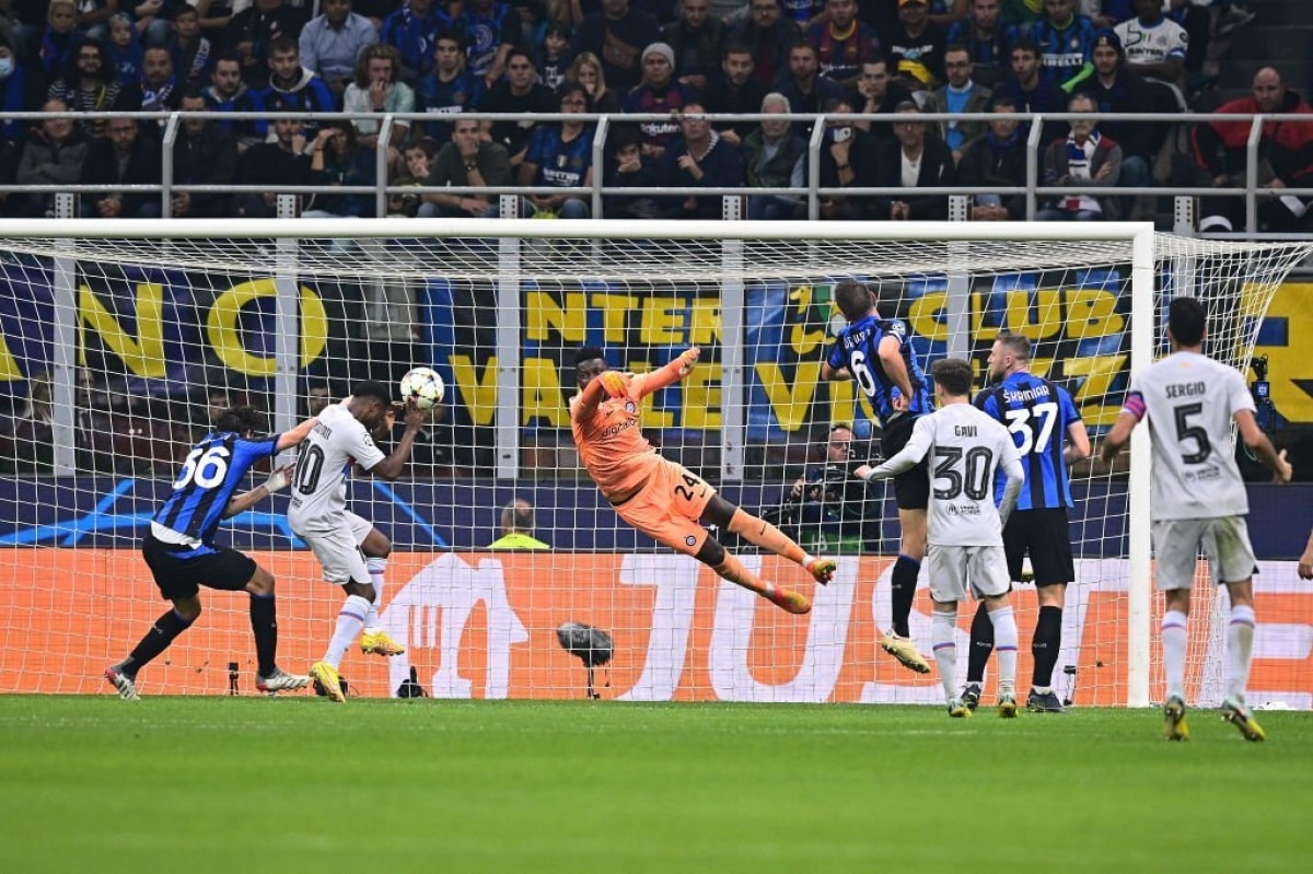 calhanoglu ghi bàn đẹp mắt, inter milan thắng nghẹt thở barca hình ảnh 3 calhanoglu ghi ban dep mat, inter milan thang nghet tho barca hinh anh 3