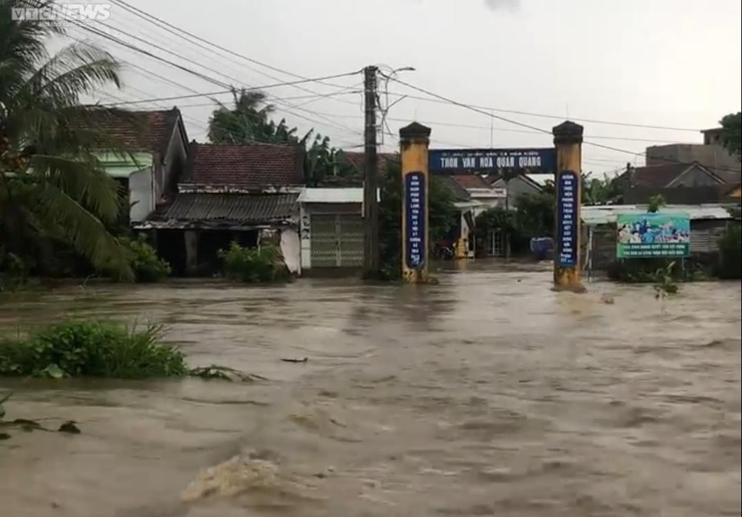 Phú Yên: Mưa lớn gây ngập lụt, hơn 1.300 học sinh phải nghỉ học - 1