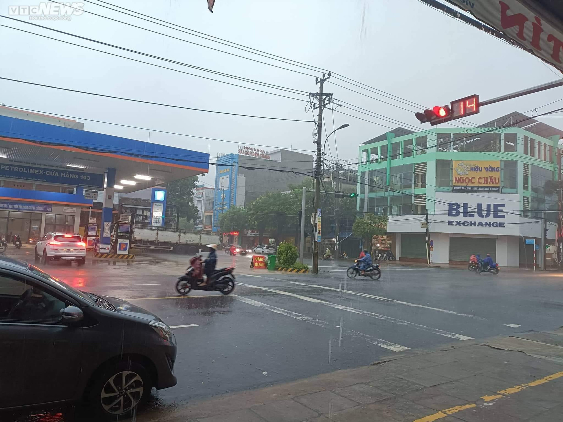 Phú Yên: Mưa lớn gây ngập lụt, hơn 1.300 học sinh phải nghỉ học - 2