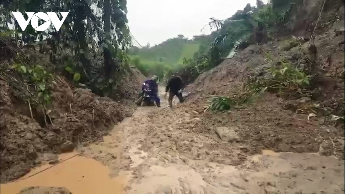 mua lon keo dai gay tac duong, nhieu noi bi co lap o quang nam hinh anh 2