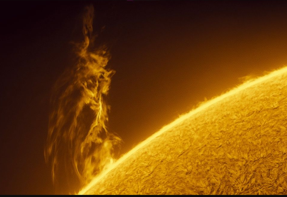 Hình ảnh tuyệt đẹp của bão Mặt Trời khi nhìn từ Trái Đất - 1