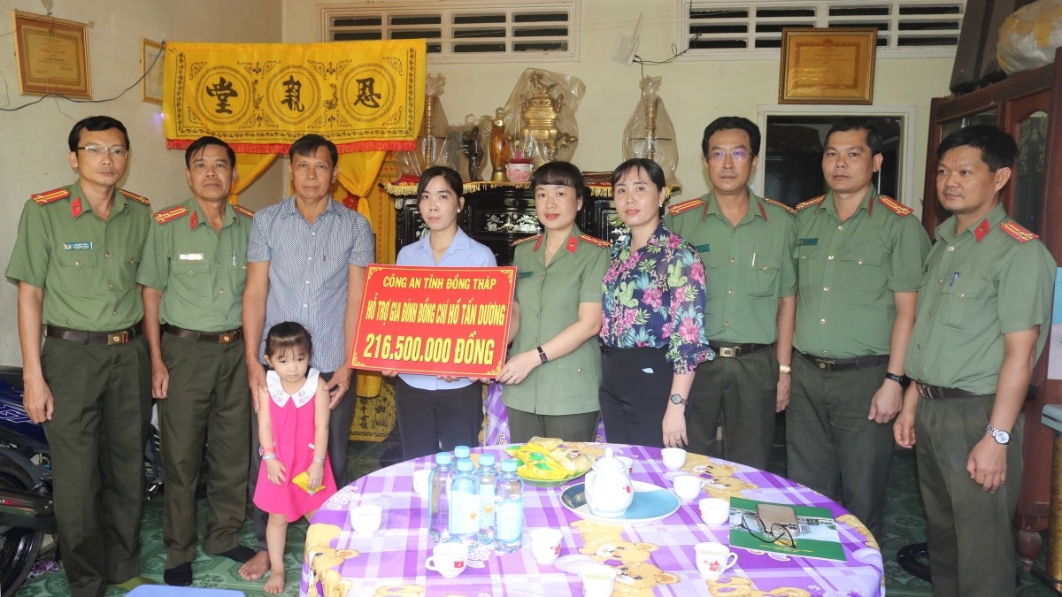 công an Đồng tháp trao quà cho gia đình thiếu tá hy sinh khi làm nhiệm vụ hình ảnh 1 cong an Dong thap trao qua cho gia dinh thieu ta hy sinh khi lam nhiem vu hinh anh 1