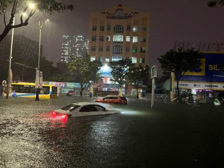 Hàng loạt tỉnh, thành phố miền Trung cho học sinh nghỉ vì mưa lũ - 1