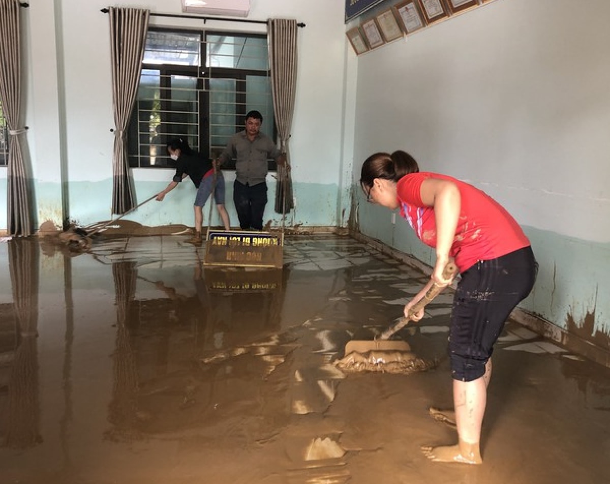 cac truong hoc o Da nang don ve sinh truong lop sau mua lu hinh anh 7