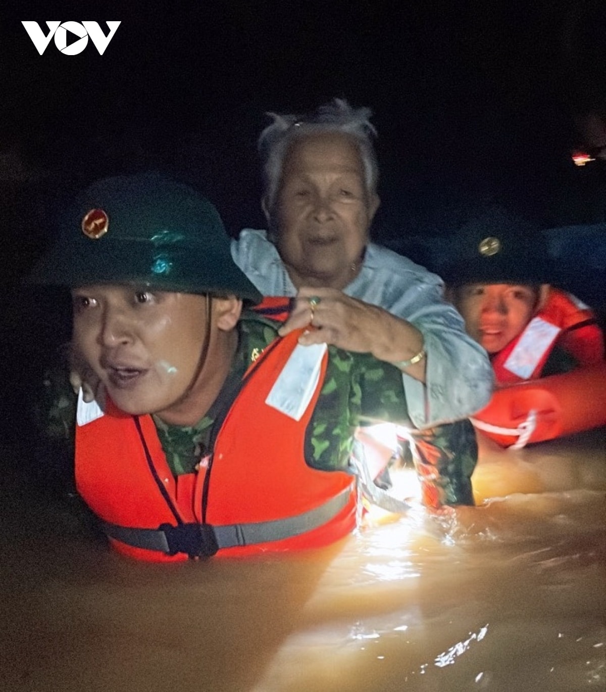 Da nang co noi ngap sau toi 2m, 1 nguoi chet do lu cuon troi hinh anh 1