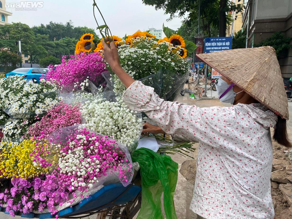 Rong ruổi khắp Hà Nội, gánh hàng hoa bán được chục triệu đồng mỗi ngày dịp 20/10 - 5