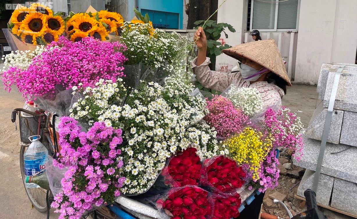 Rong ruổi khắp Hà Nội, gánh hàng hoa bán được chục triệu đồng mỗi ngày dịp 20/10 - 4