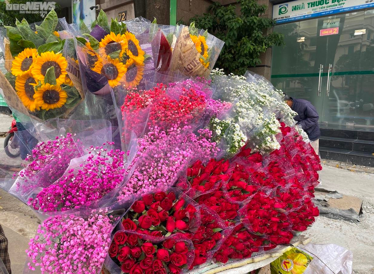 Rong ruổi khắp Hà Nội, gánh hàng hoa bán được chục triệu đồng mỗi ngày dịp 20/10 - 2