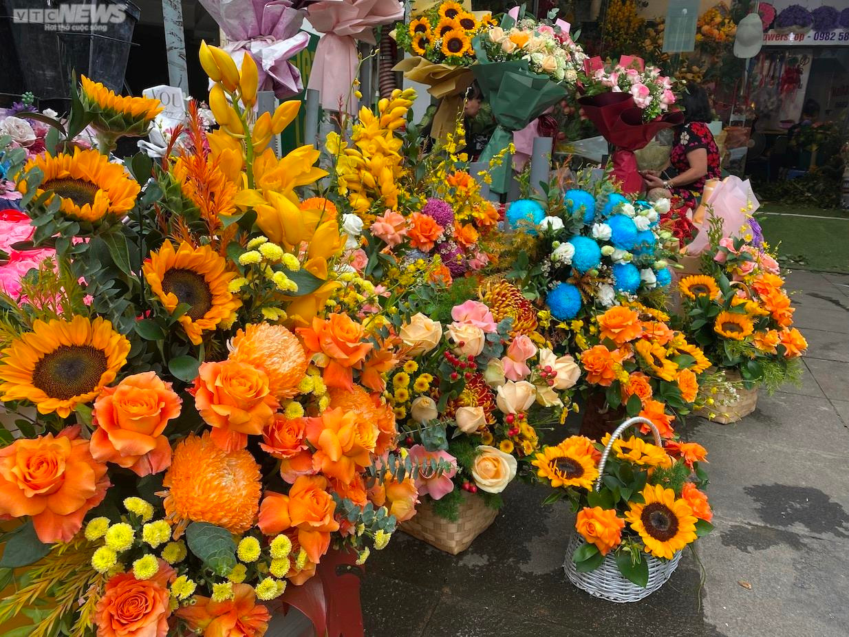 Rong ruổi khắp Hà Nội, gánh hàng hoa bán được chục triệu đồng mỗi ngày dịp 20/10 - 1