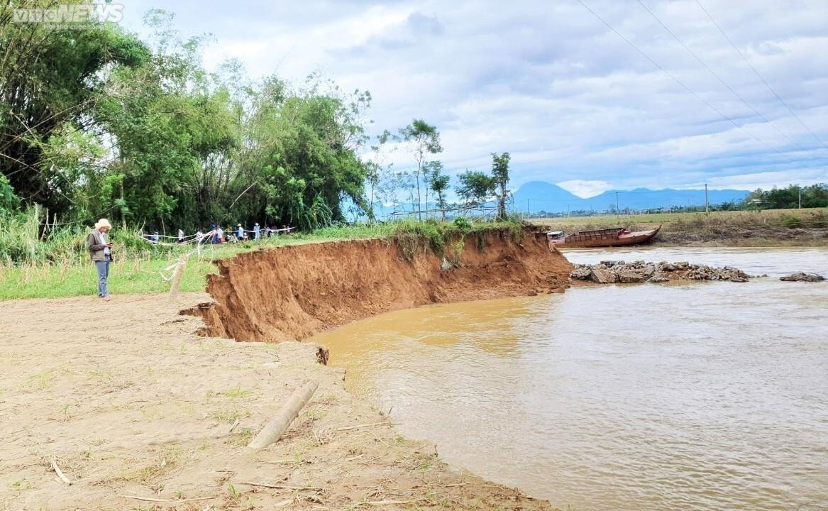 Cận cảnh 'hà bá' ngoạm đất sản xuất, uy hiếp nhà cửa của người dân ở Quảng Nam - 9