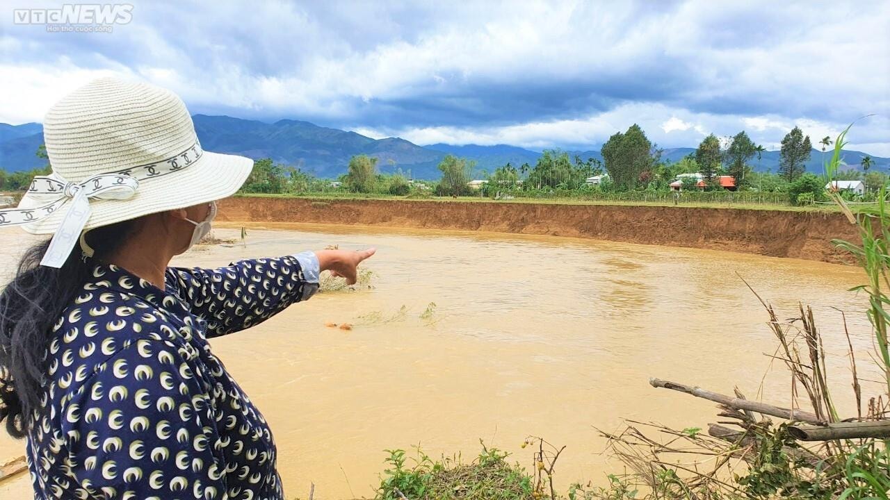 Cận cảnh 'hà bá' ngoạm đất sản xuất, uy hiếp nhà cửa của người dân ở Quảng Nam - 4