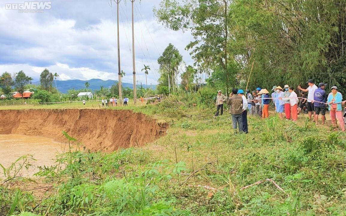 Cận cảnh 'hà bá' ngoạm đất sản xuất, uy hiếp nhà cửa của người dân ở Quảng Nam - 8