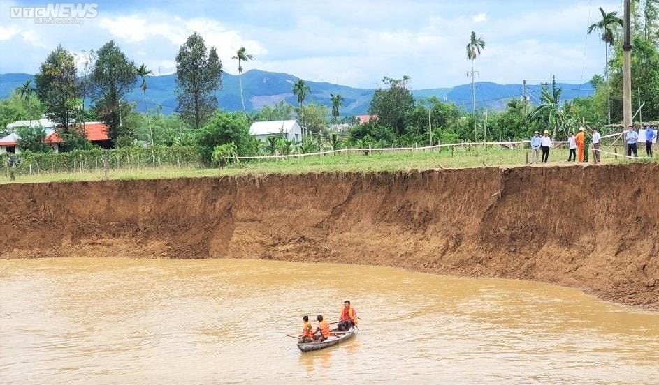 Cận cảnh 'hà bá' ngoạm đất sản xuất, uy hiếp nhà cửa của người dân ở Quảng Nam - 3