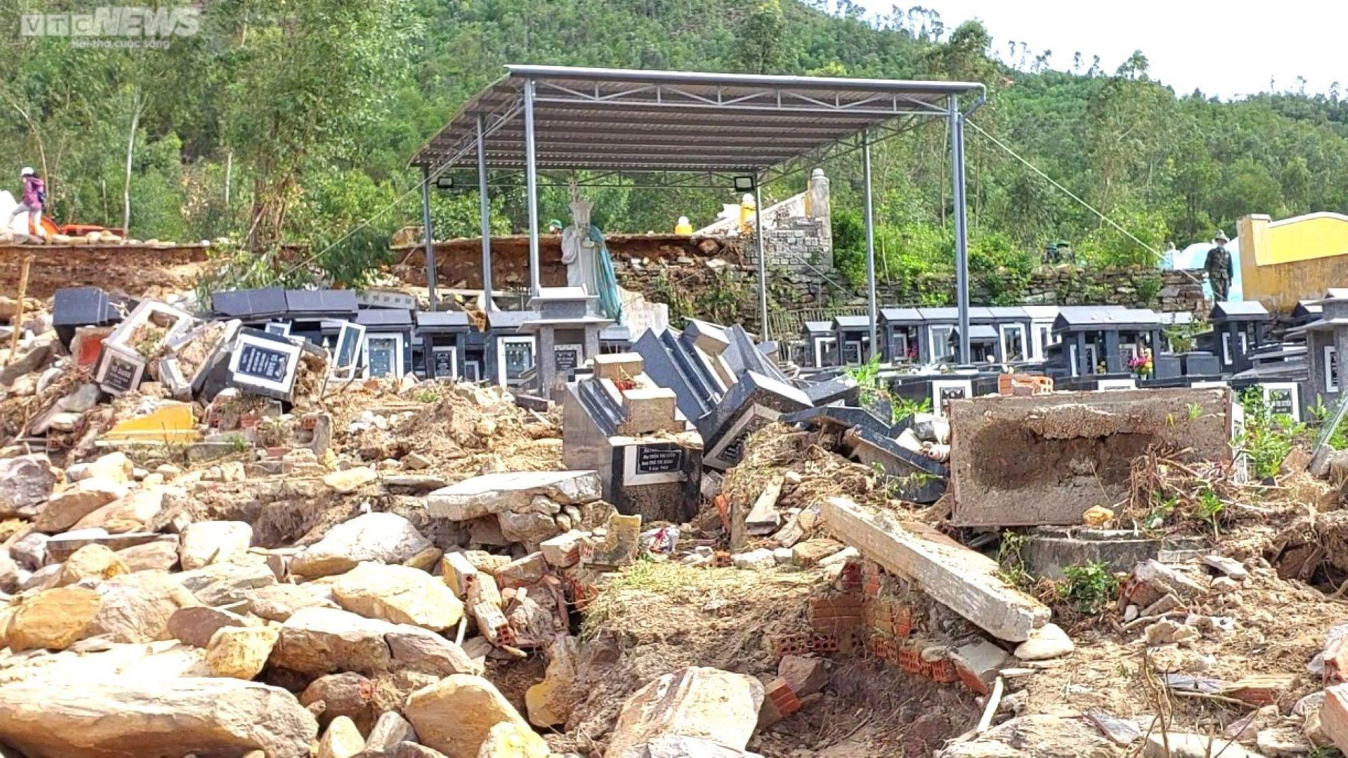 800 chiến sỹ vác đá, đào đất tìm mộ bị lũ vùi lấp ở nghĩa trang lớn nhất Đà Nẵng - 2