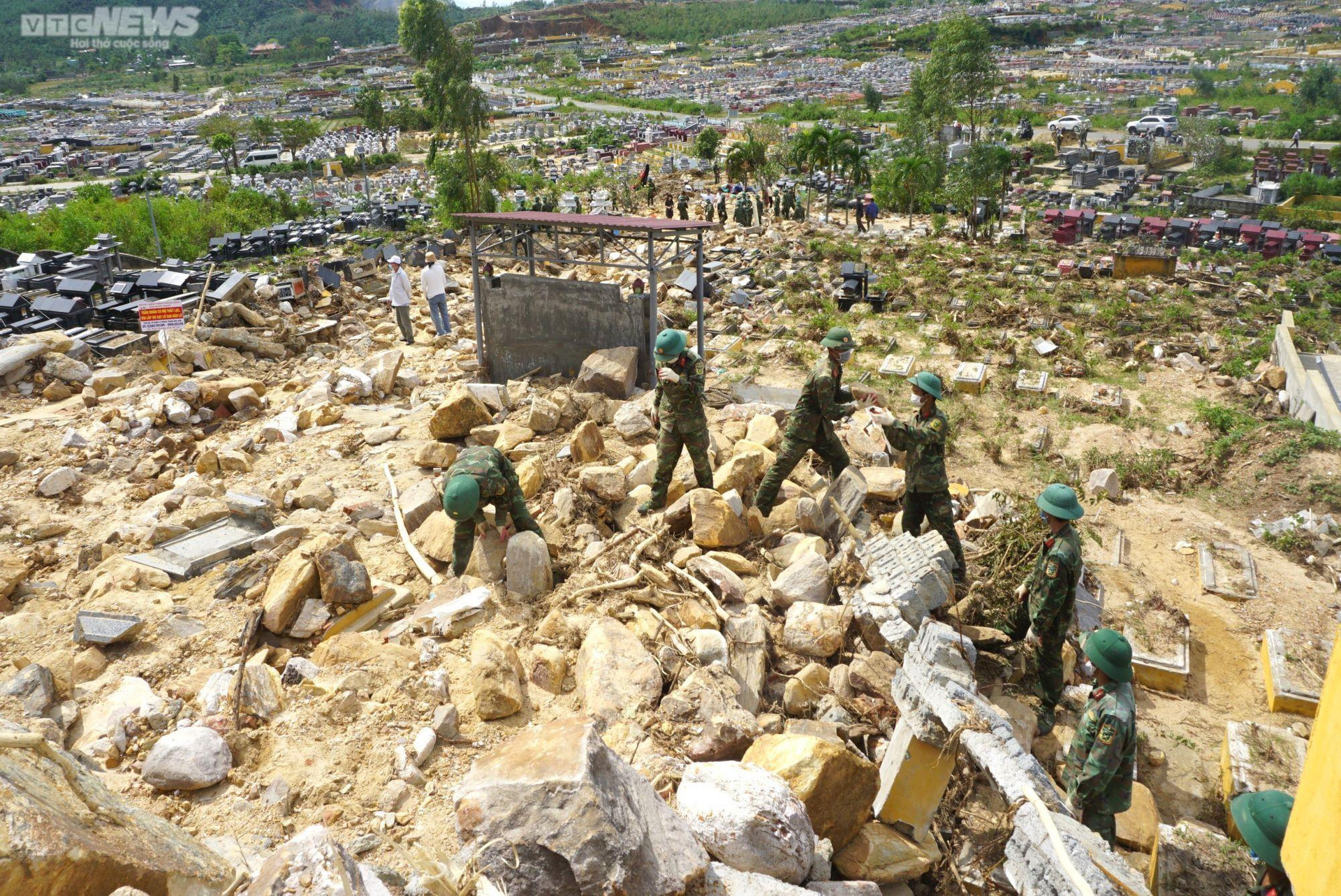800 chiến sỹ vác đá, đào đất tìm mộ bị lũ vùi lấp ở nghĩa trang lớn nhất Đà Nẵng - 1