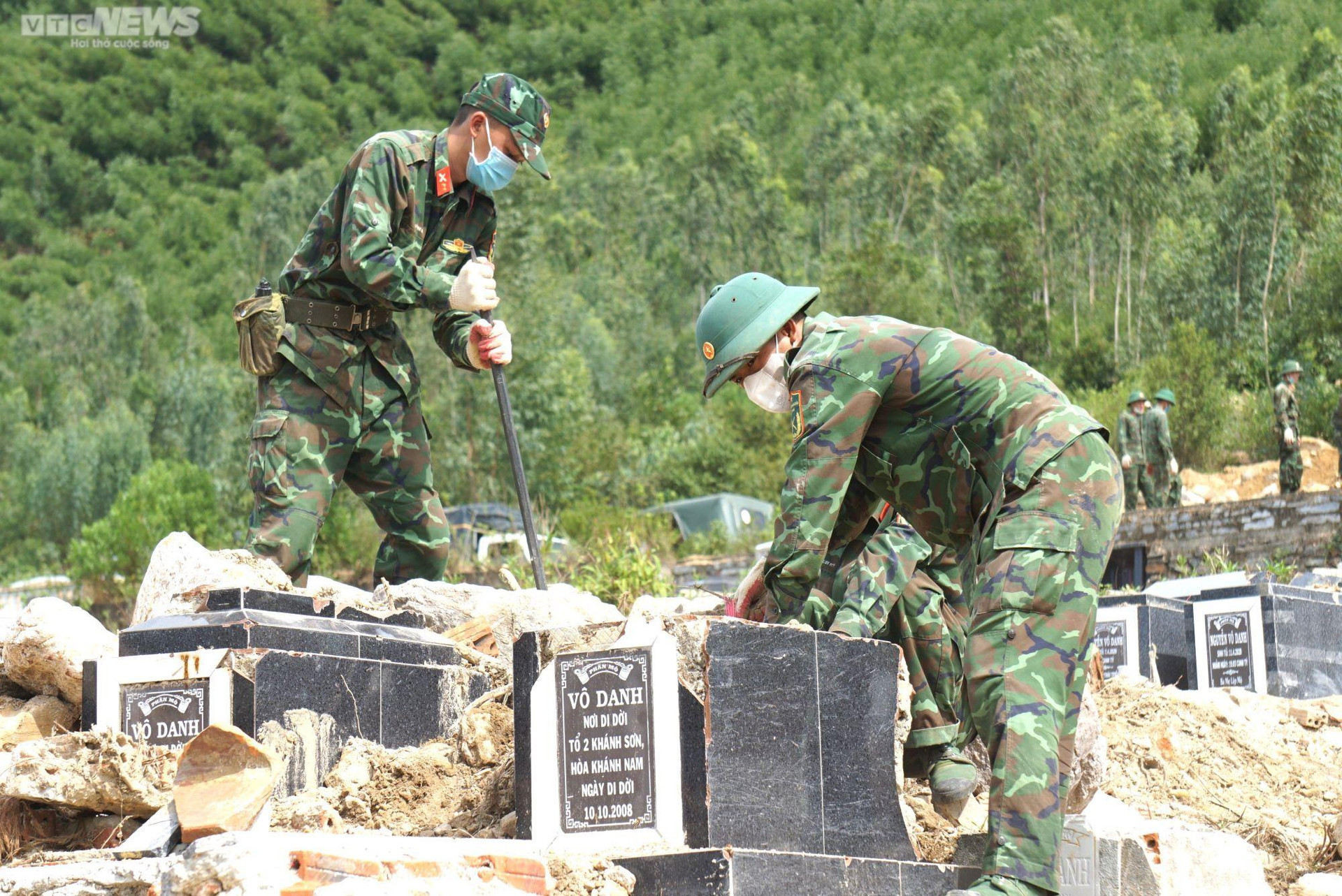800 chiến sỹ vác đá, đào đất tìm mộ bị lũ vùi lấp ở nghĩa trang lớn nhất Đà Nẵng - 3