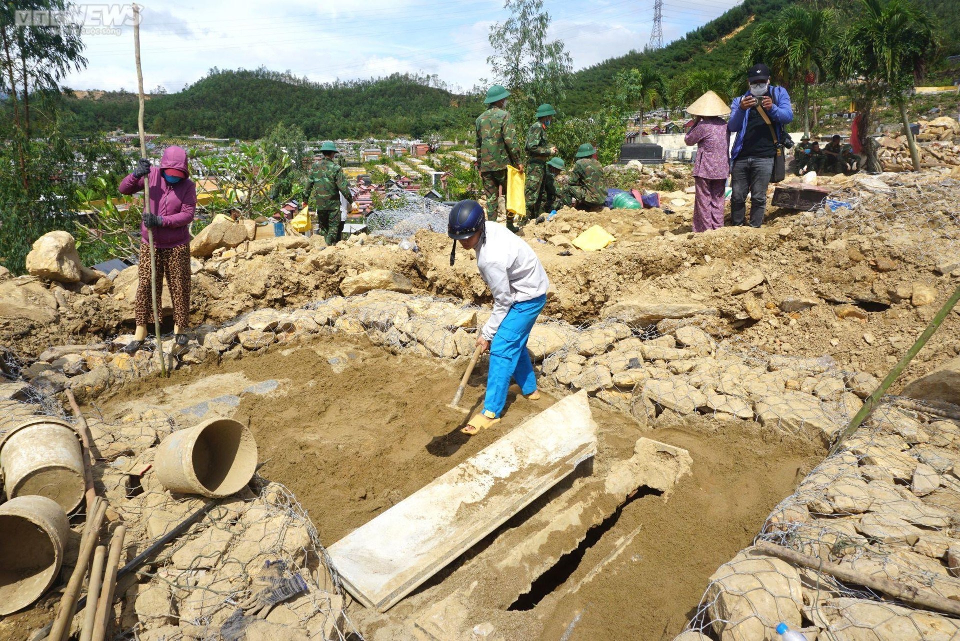 800 chiến sỹ vác đá, đào đất tìm mộ bị lũ vùi lấp ở nghĩa trang lớn nhất Đà Nẵng - 12