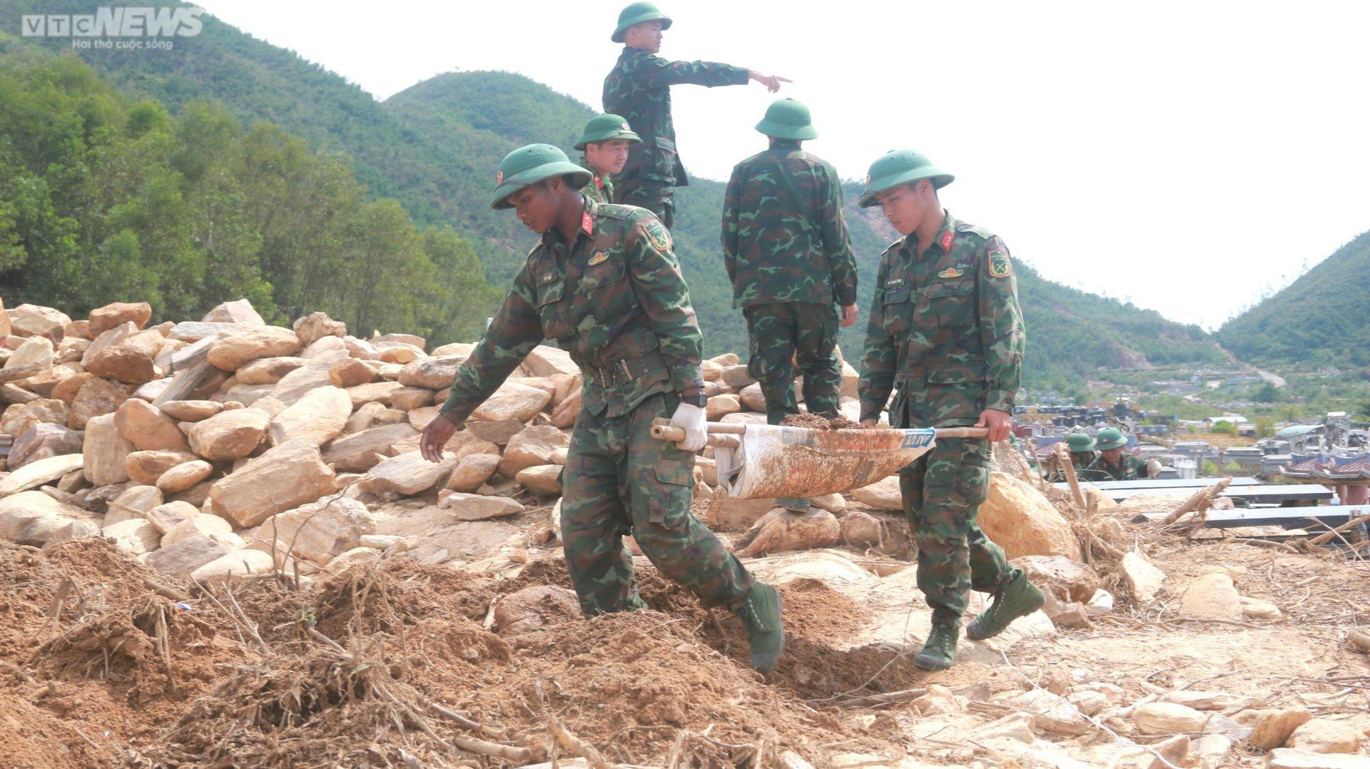 800 chiến sỹ vác đá, đào đất tìm mộ bị lũ vùi lấp ở nghĩa trang lớn nhất Đà Nẵng - 6