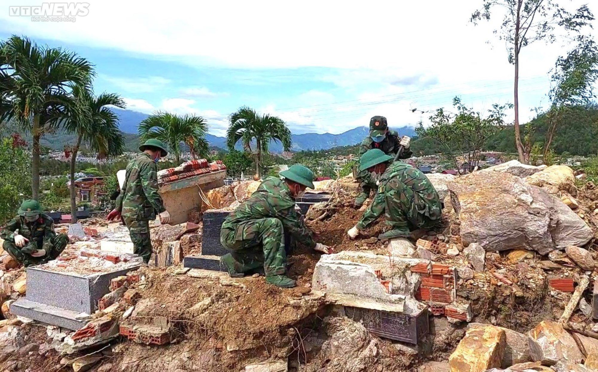 800 chiến sỹ vác đá, đào đất tìm mộ bị lũ vùi lấp ở nghĩa trang lớn nhất Đà Nẵng - 7