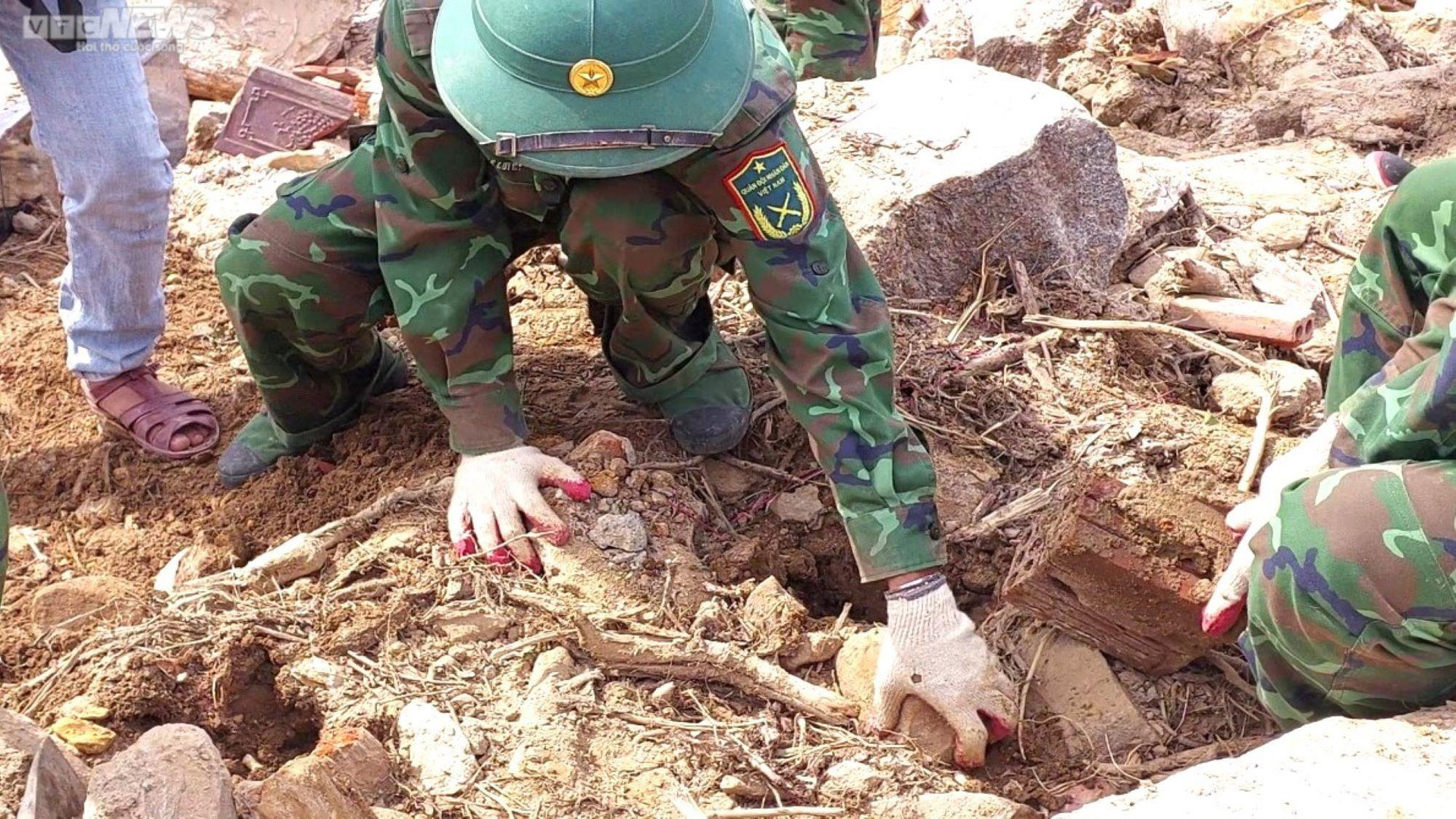 800 chiến sỹ vác đá, đào đất tìm mộ bị lũ vùi lấp ở nghĩa trang lớn nhất Đà Nẵng - 4