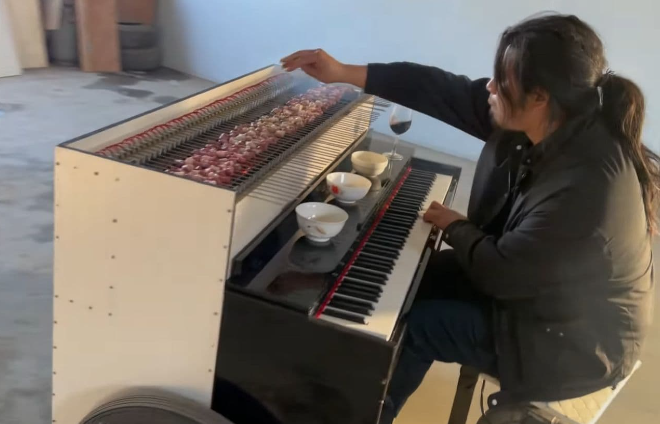 Chàng trai chế xe thịt nướng kiêm đàn piano độc đáo, vừa ăn vừa chill âm nhạc - 5