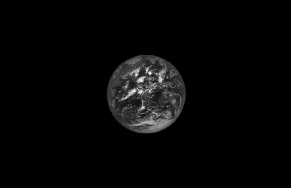 Bức ảnh Trái Đất đơn độc trong không gian - 1