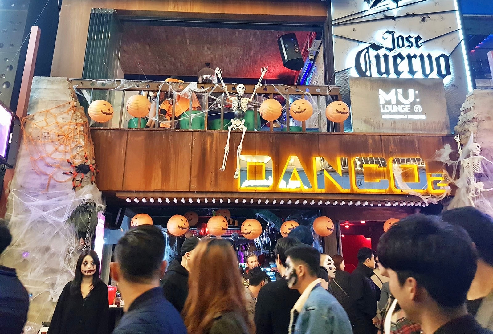 Itaewon - khu phố Tây không ngủ nổi tiếng ở Hàn Quốc - 4
