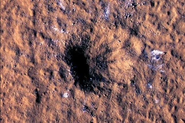 Thiên thạch lao vào Sao Hỏa để lại hố sâu cực lớn - 1