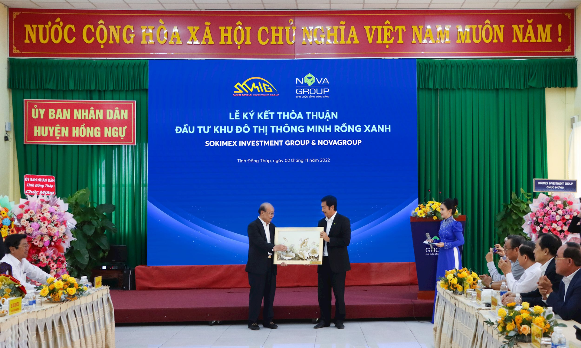 chu-tich-hdqt-nha-sang-lap-novagroup-bui-thanh-nhon-tang-qua-luu-niem-cho-ong-neak-oknha-sok-kong-chu-tich-tap-doan-sokimex.png